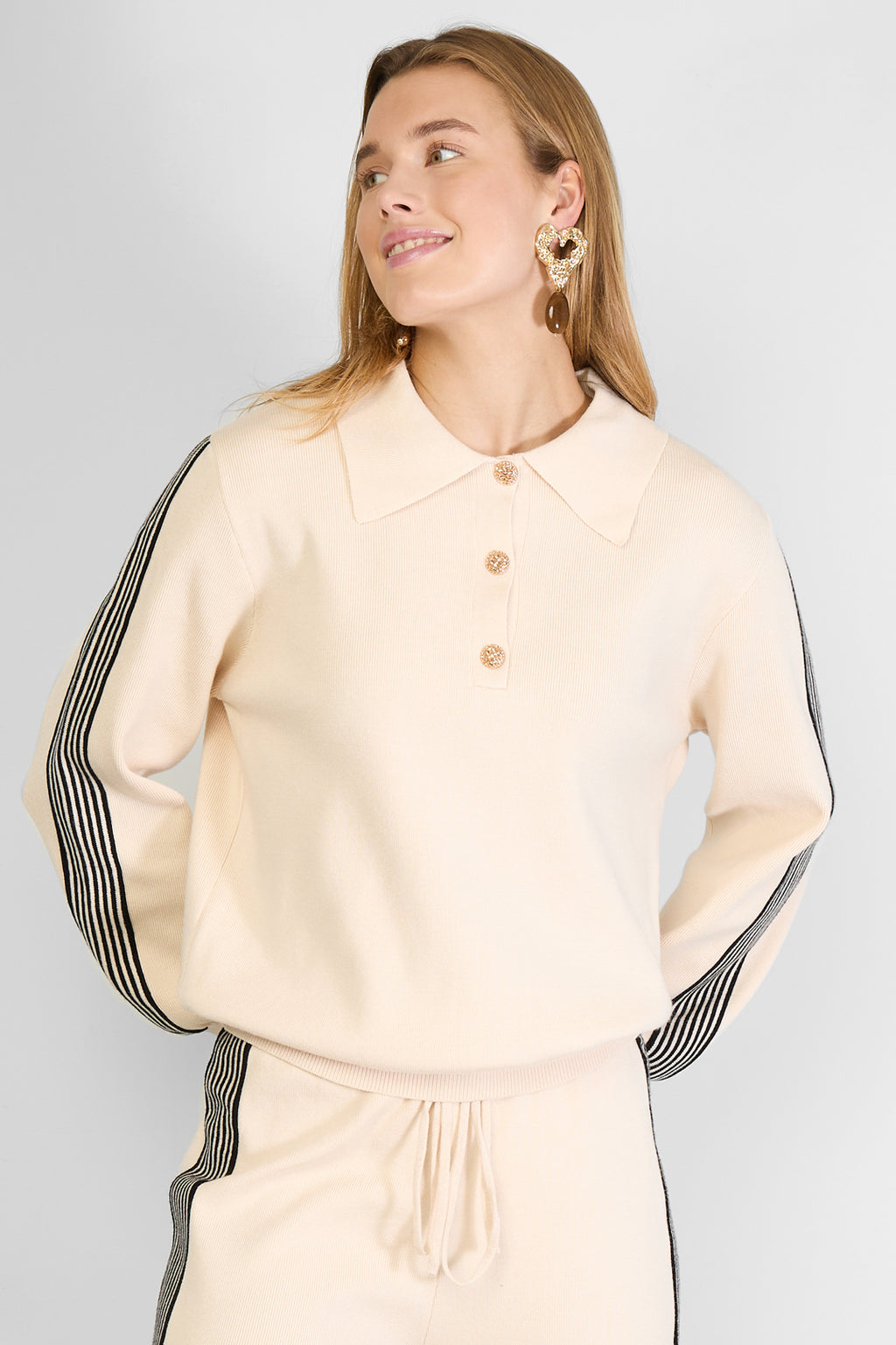 Gebreide trui met strepen