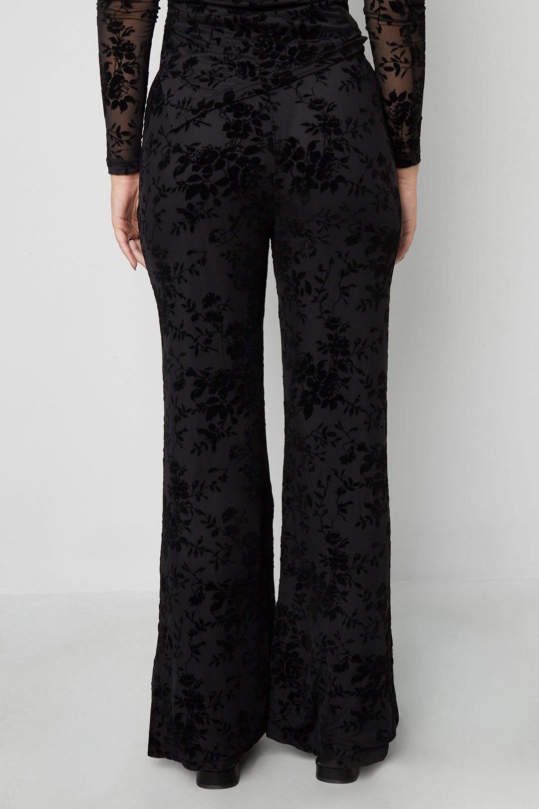 Mesh broek met suède bloemenprint – designed to match